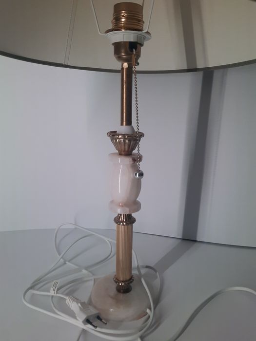 Lampa stojąca w stylu angielskim.