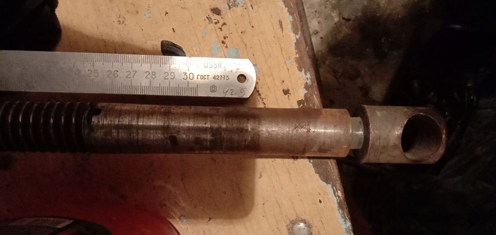 Винты с трапециевидной резьбой. Винт для тисков. Винт для пресса.