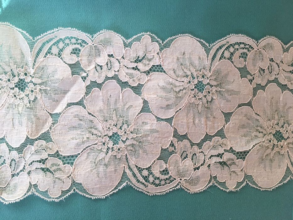 Renda bege com 13,50 cm de largura