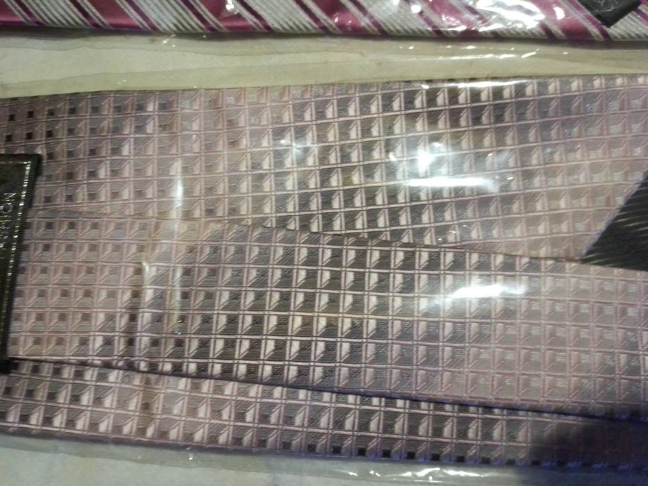 Галстуки от модных брендов.