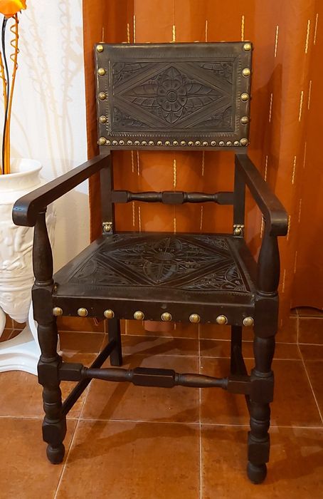 Cadeirões antigos em madeira maciça e pele
