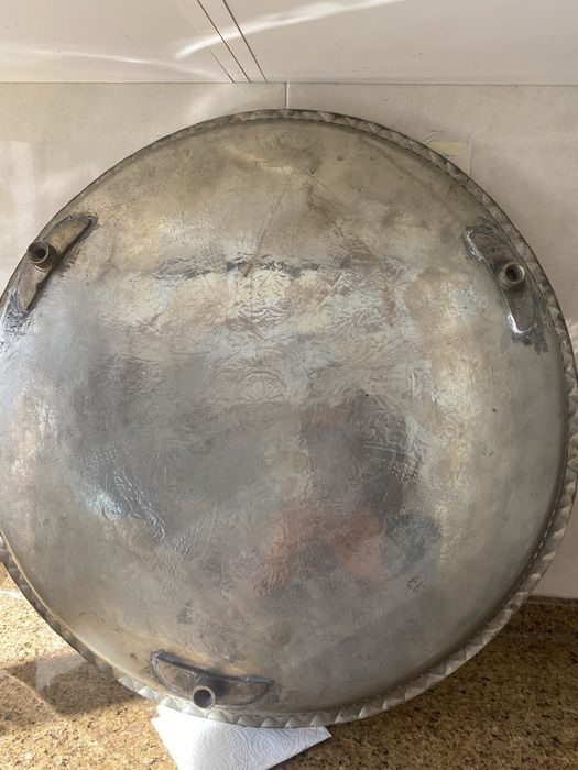 Mesa de metal com tabuleiro
