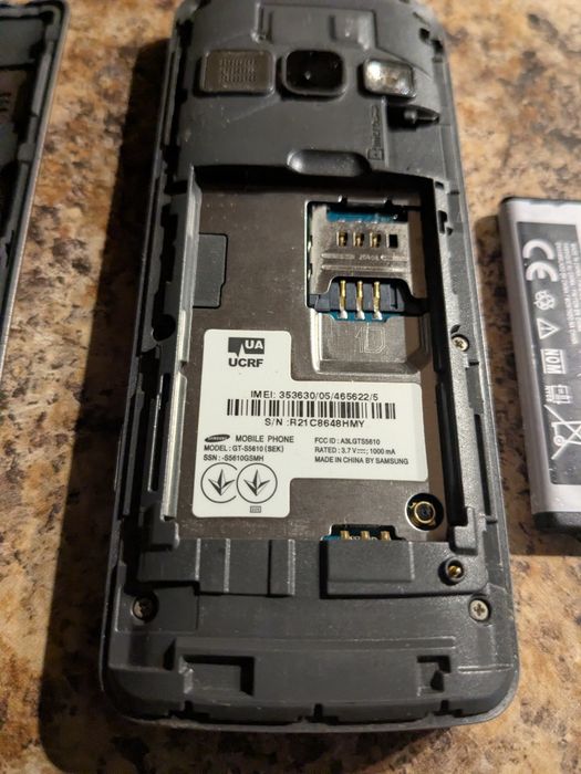 Кнопочный телефон Samsung