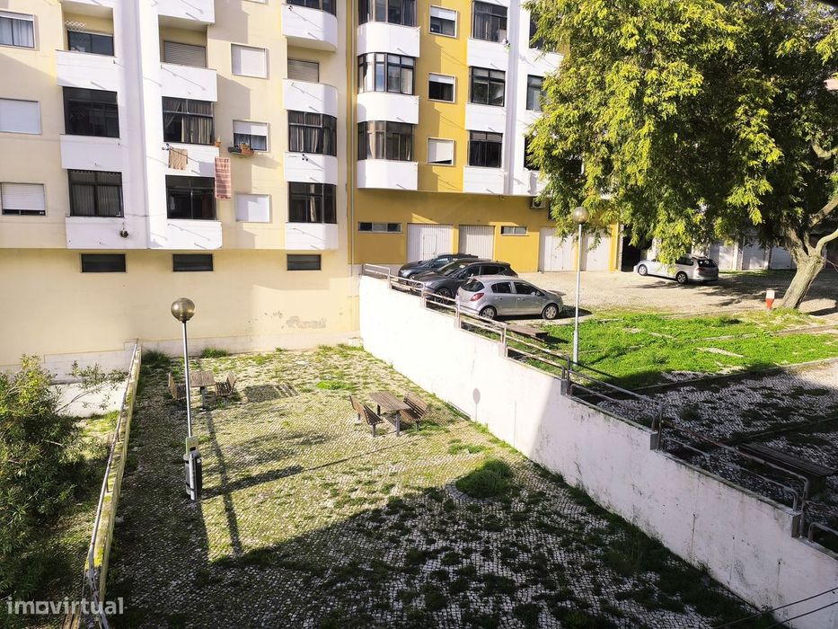 Apartamento T3, parcialmente mobilado. Pragal - Almada.