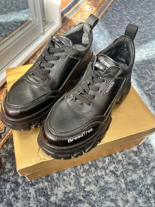 Кросівки в ідеальному стані