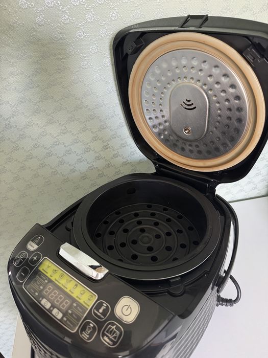 Мультиварка Tefal RK745832, 5 л, 37 програм, у відмінному стані.