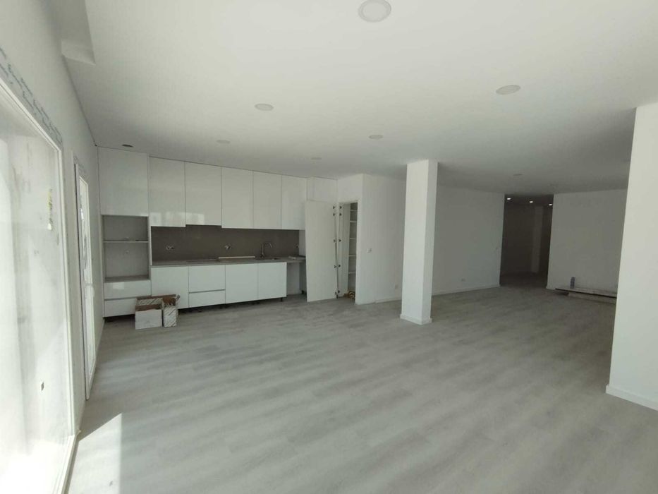 Moradia Nova - T4 em Camarate com Garagem e com lote de 456,62m2