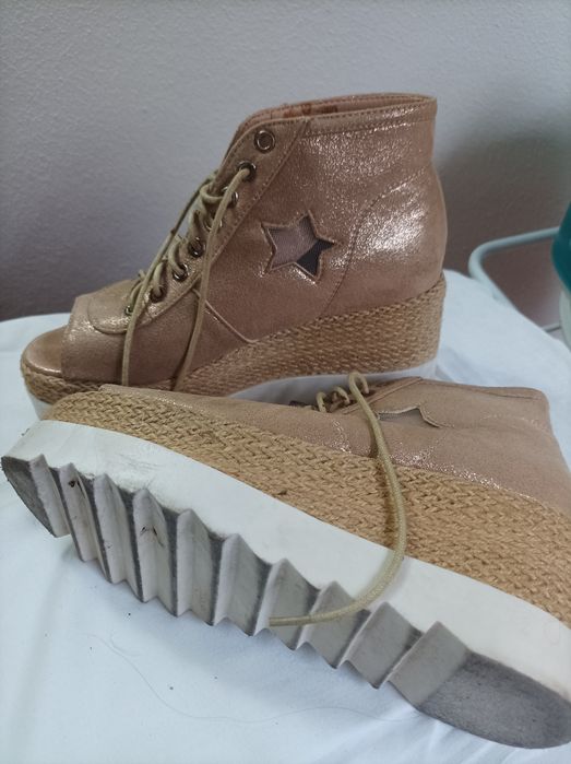 Sapato de senhora compensado