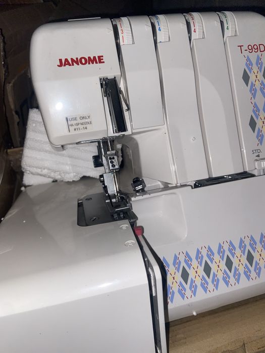 Оверлок новый металлический настроенном состоянии