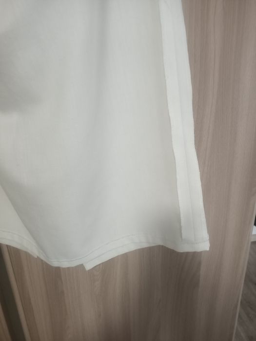 Строга біла юбка з розрізом .