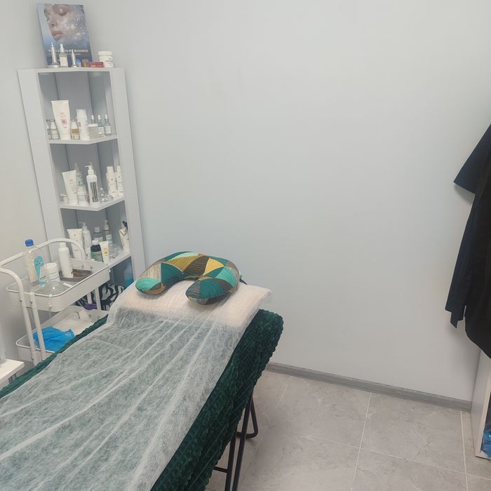 Кабінет в субаренду, розглянемо майстра по нарощуванню вій або пермане