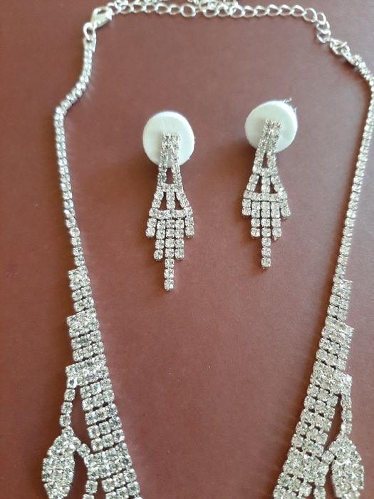 Conjunto colar / fio e brincos brilhantes