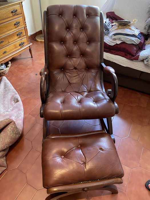 Cadeirão vintage em pele e madeira