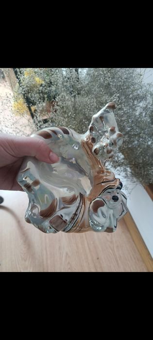 Продам красиву вінтажну скриньку 
Має рельєфний орнамент, виглядає дорого і атмосферно.

Ідеально для:
— прикрас
— дрібниць
— подарунку