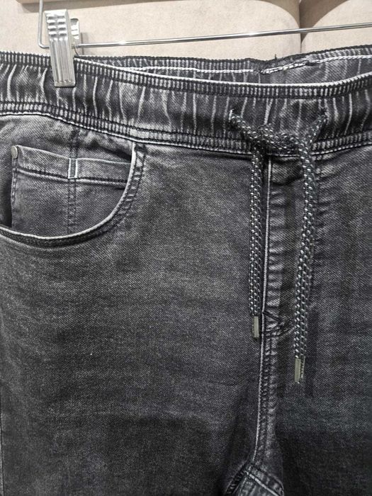 Spodnie Jogger kolor czarny przcierany CROPP rozmiar 32/34