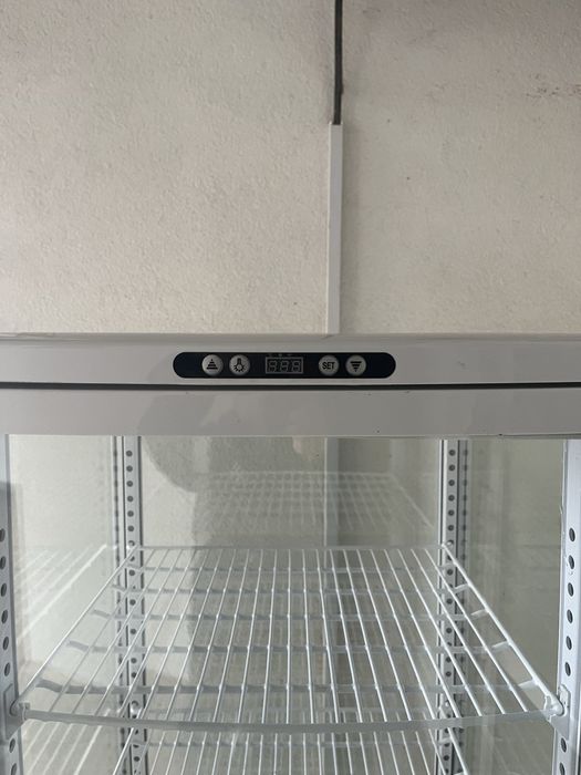 Холодильна Вітрина Десертна Кондитерська Обʼєм 235 літрів Німеччина