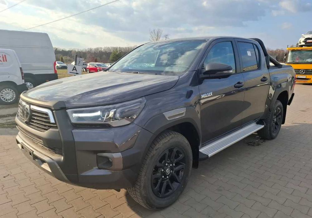Разборка Toyota Hilux бампер комплектний