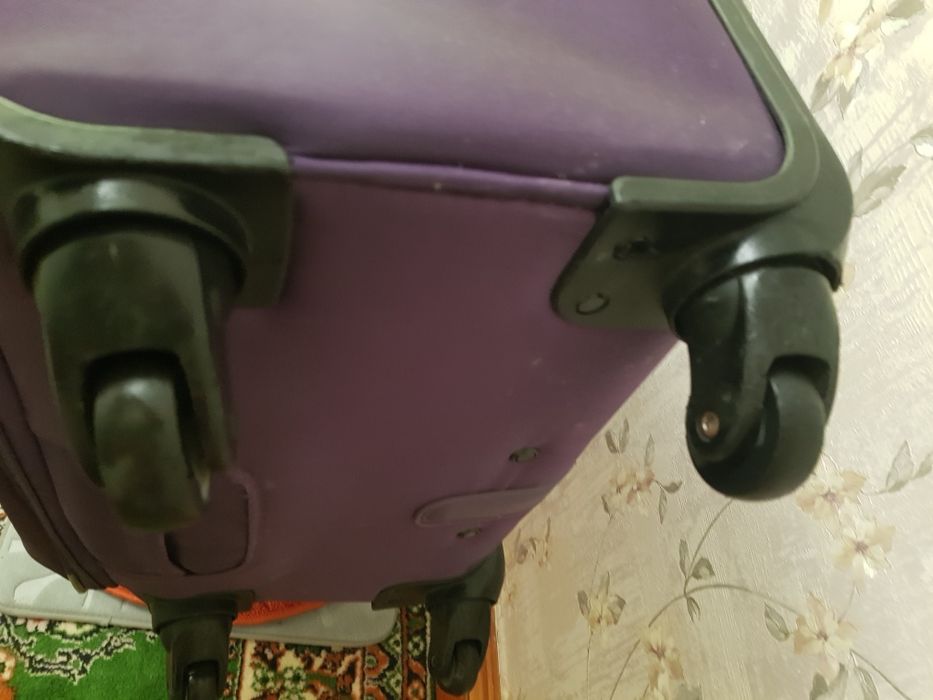 Продам большой чемодан