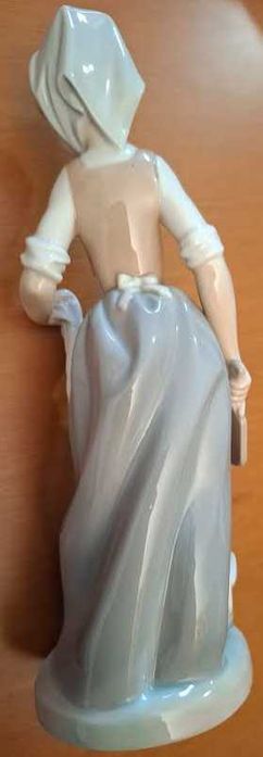 Menina Lavadeira, peça em porcelana LLADRÓ