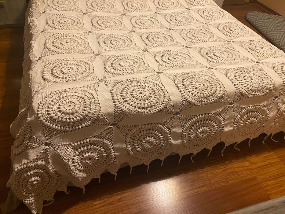 Colcha de renda , feita á mão.