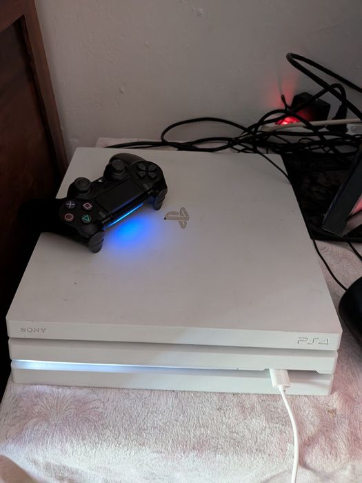 PS4 Pro em bom estado
