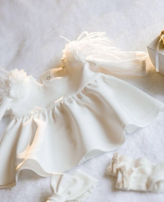 Сукня  для новонародженої з квітами та пір’ям