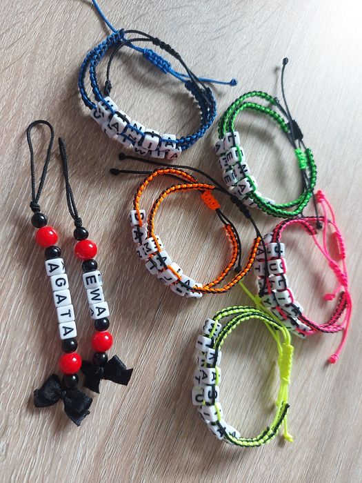 Bransoletki z imieniem, breloki