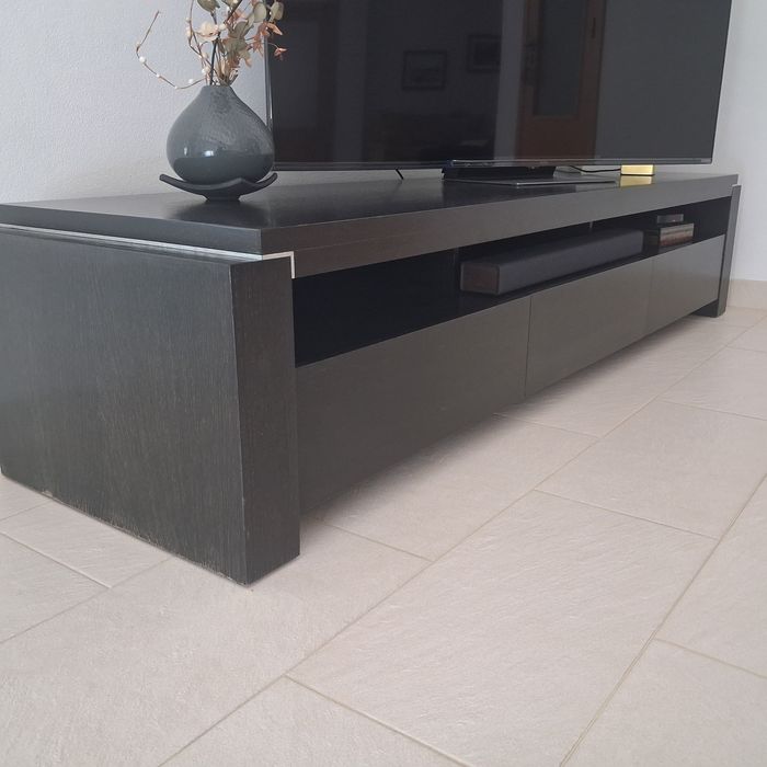 Móvel preto para TV