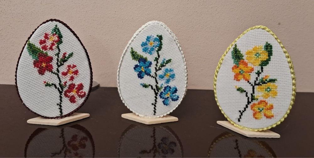 Великодні вишиті яйця сувеніри