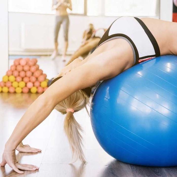 NOWA Piłka Fitness 65cm z Pompką – Idealna do Ćwiczeń w Domu