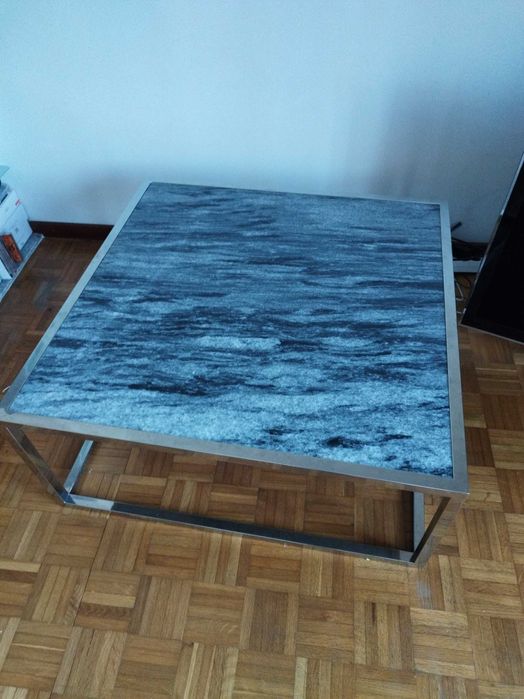 Mesa de centro com tampo em mármore e inox 90x90x40
