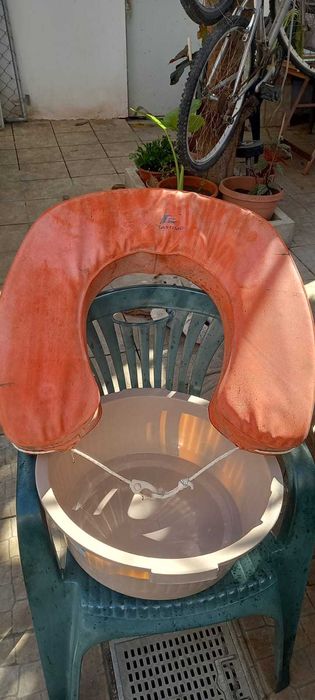 Uma boia ferradura da marca plastimo