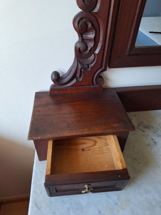 Cómoda antiga com espelho