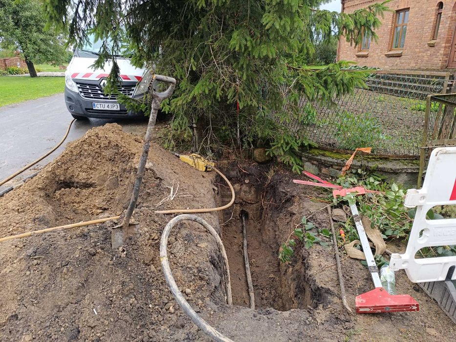 Przeciski pod drogami, minikoparka z wiertnicą, roboty ziemne, wod-kan