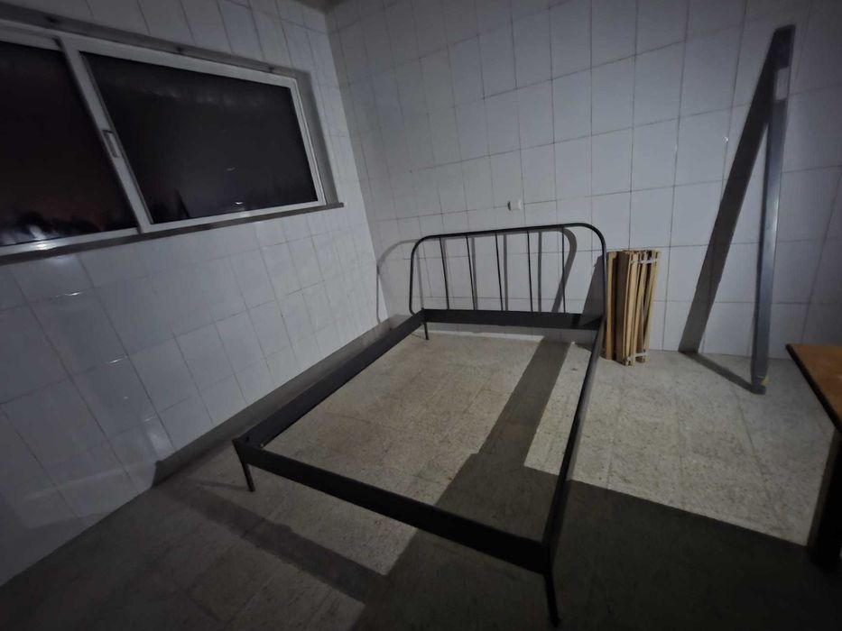 Vários móveis - armários, cadeiras, estantes, cama, mesas