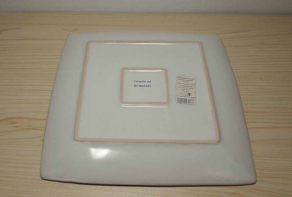 Duży piękny biały talerz kwadrat/ 27,7 cm x 27,7 cm.