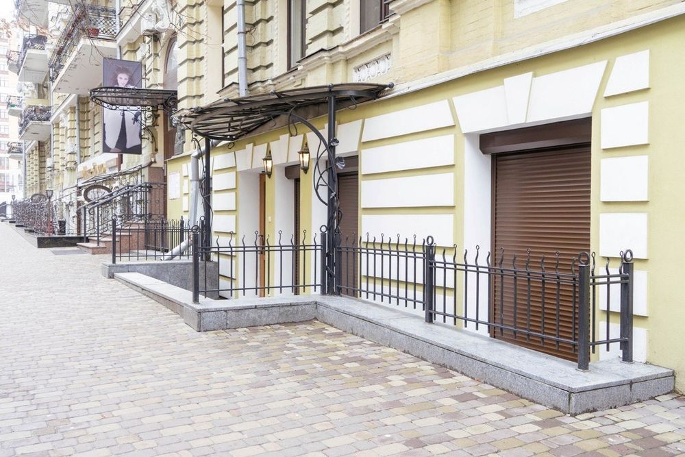 Захисні ролети. Роллеты на окна и двери.