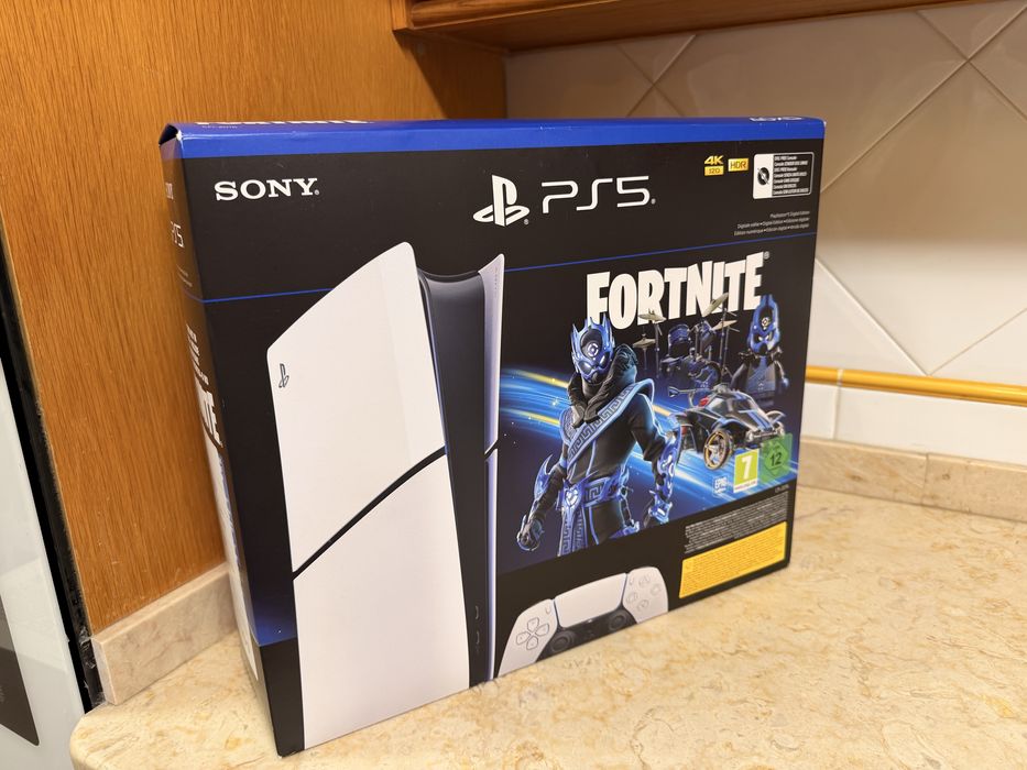Consola PlayStation®5 (PS5) -  Digital Edition 1 TB + Fortnite Jogo