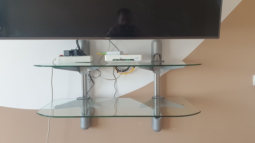 Szklana półka pod telewizor