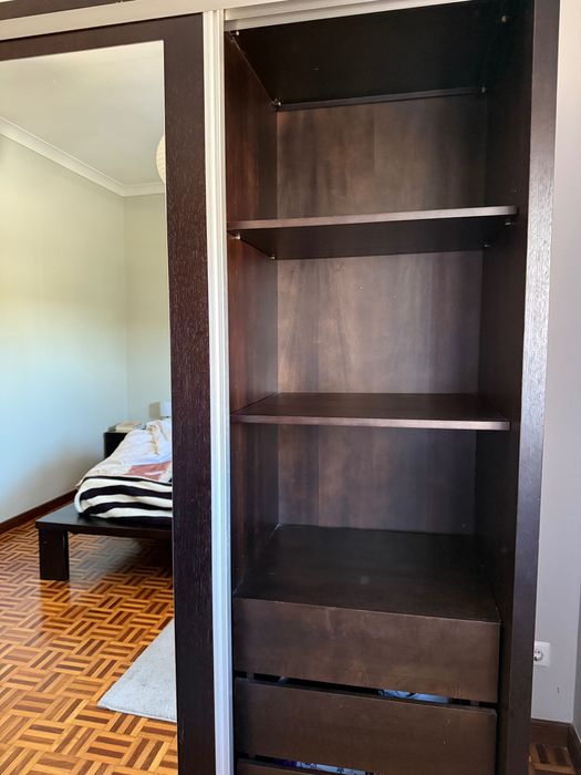 Guarda-roupa com portas de correr e espelho (robusto de madeira)