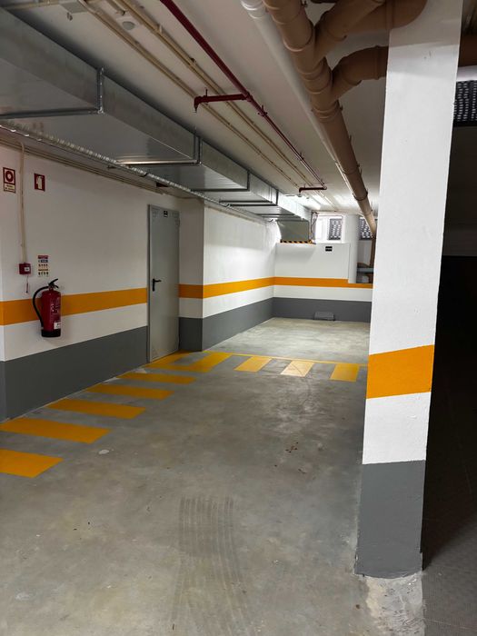 Lugar Garagem Carcavelos/Parede