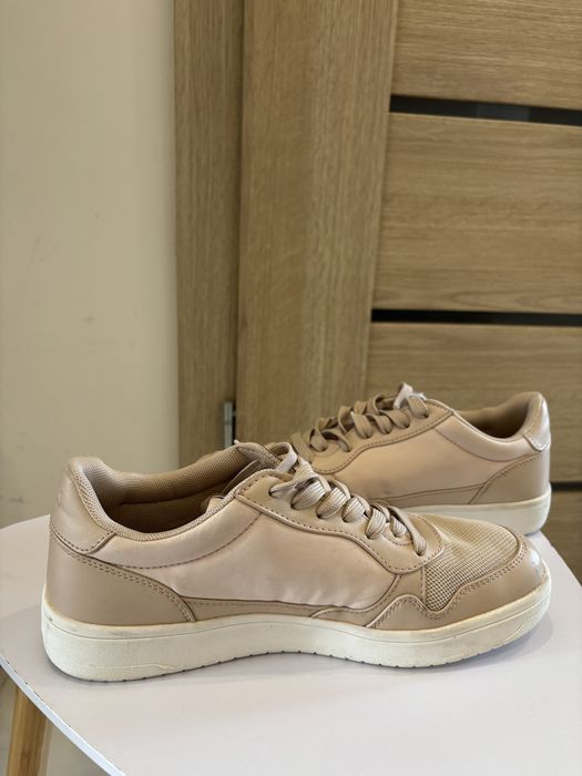Buty marki Guess