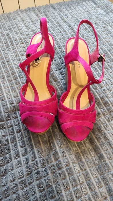 Продам босоніжки на підборах