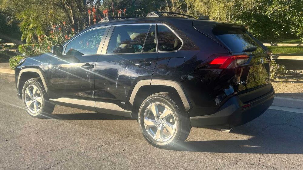 Toyota RAV4 Hybrid XSE      2021