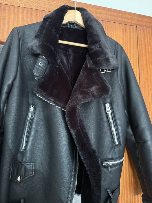 Casaco preto pele com pelo por dentro