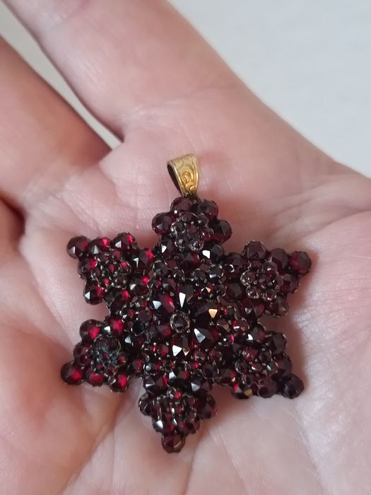 Гранаты  Кулон.Австро-Венрия.Роскошные пиропы