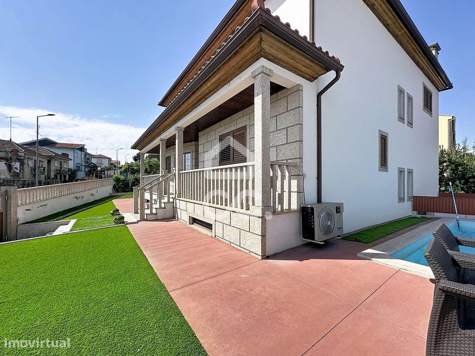 Moradia T4 com Acabamentos Premium, 4 Frentes e Vistas Deslumbrantes s