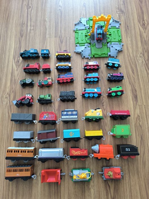 Фірмовий паровозик поїзд Томас Thomas and friends