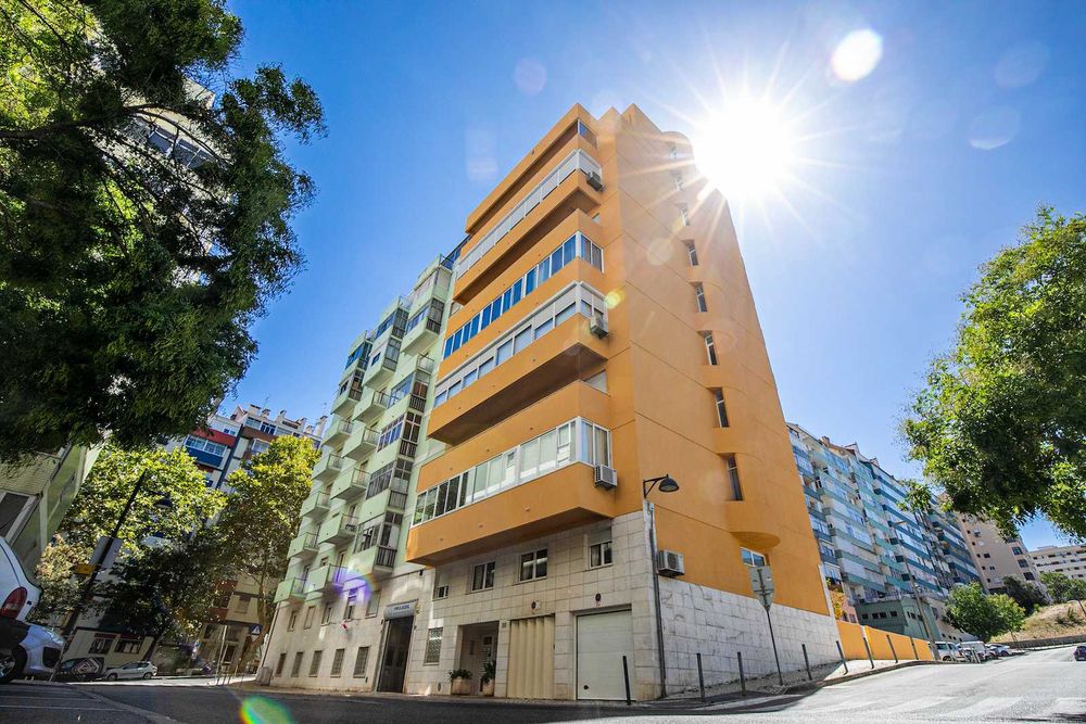 Quarto mobilado, em apartamento com 3 Casas de Banho, Cozinha, Lavandaria
