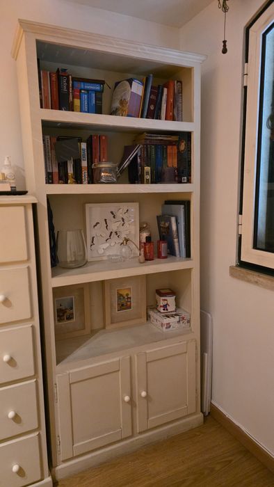 Estante e móvel gavetas quarto